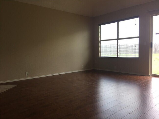 Building Photo - 827 Cascade Dr