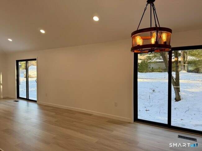 Building Photo - 15 Finch Run