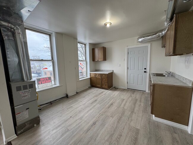 Building Photo - 2206 S Oakley Ave