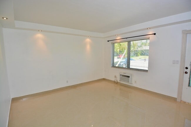 Building Photo - 2000 NE 51st Ct