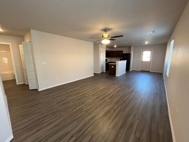 Foto del edificio - *Pre-leasing* NEWER Three Bedroom | Two Ba...