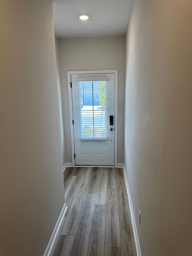 Foto del edificio - Beautiful 3 Bedroom 3.5 Bath Townhome in Lawrenceville.