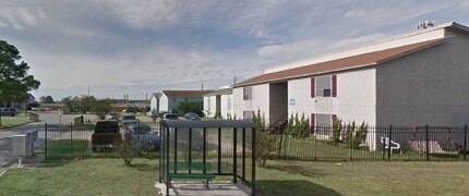 Building Photo - 2701 Poplar Cir