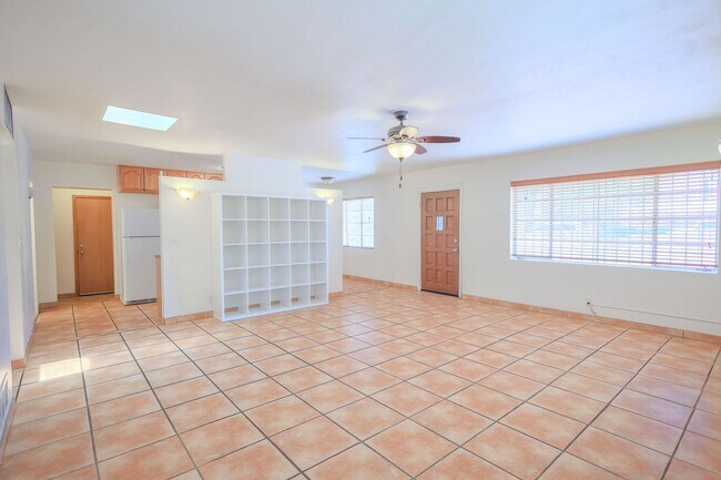 Building Photo - 4 Bedroom 2 Bathroom