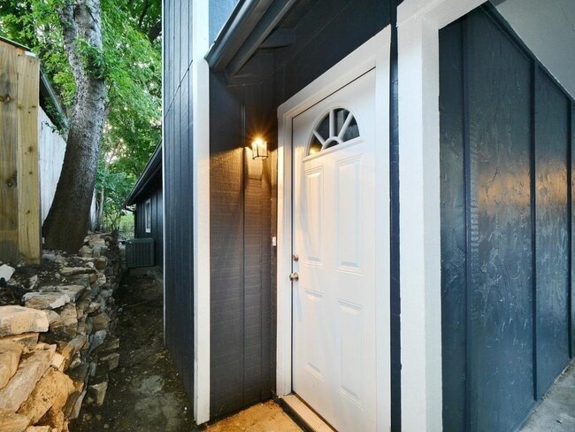 Building Photo - 2706 Parker Ln