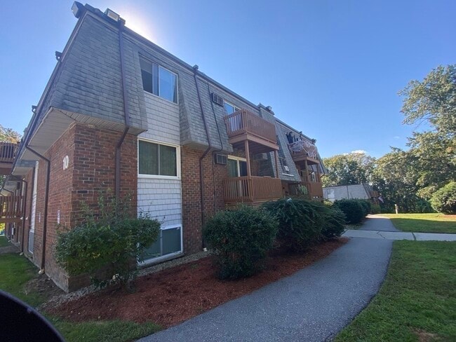 Building Photo - 10 Hazelwood Ave