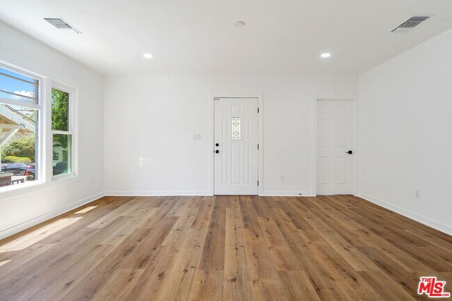 Building Photo - 5042 Hartwick St