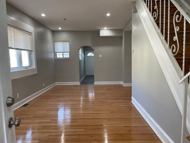Building Photo - Beautiful 2 Bedroom End Row Home in Libert...