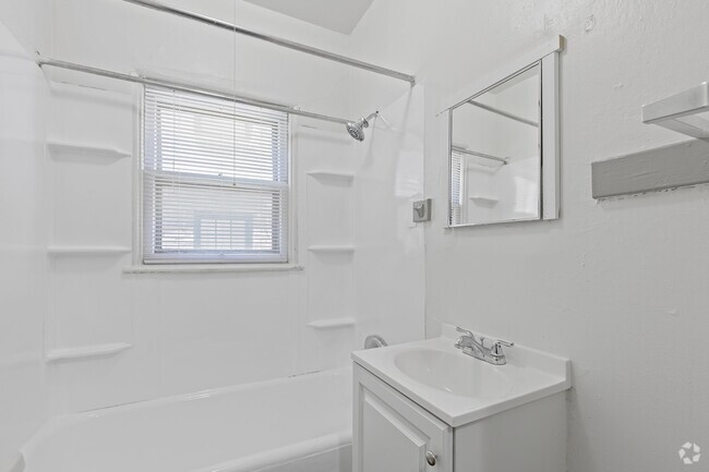 Building Photo - Vintage Studio Living in the Heart of Port...