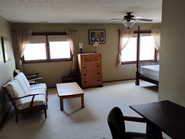 Foto del edificio - 1545 S Stone Dr