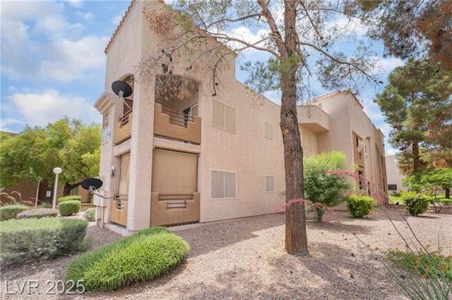 Foto del edificio - INVITING 2 BEDROOM TOP FLOOR CONDO IN A CE...