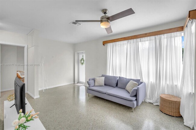 Foto del edificio - 1381 NE 152nd St