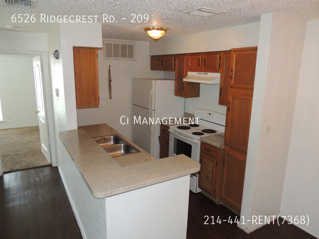 Building Photo - New listing in an amazing location! Call t...