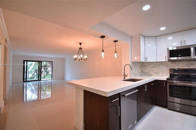 Foto del edificio - 16091 Blatt Blvd