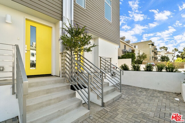 Building Photo - 421 S Wilton Pl