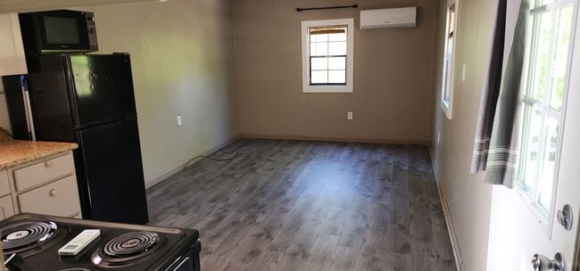 Building Photo - 1  BEDROOM AND 1 BATH TINY HOME / ALL UTIL...