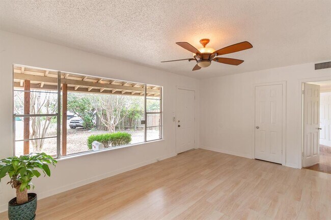 Foto del edificio - 2305 Westforest Dr