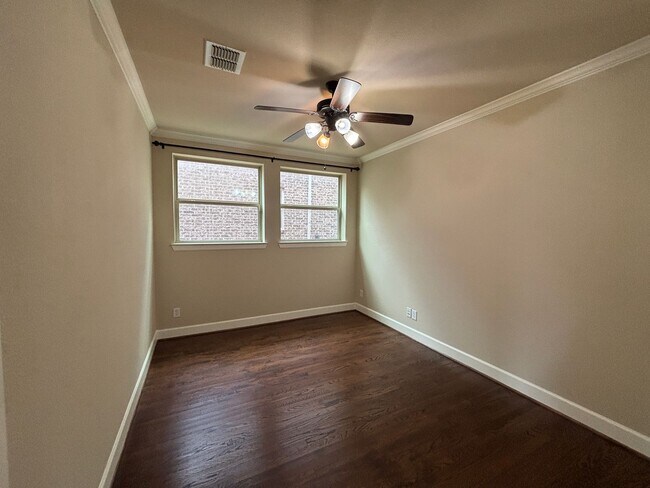 Foto del edificio - 5 BR/4BA | Updated Single Family Home | 2-Car Garage | Gated backyard