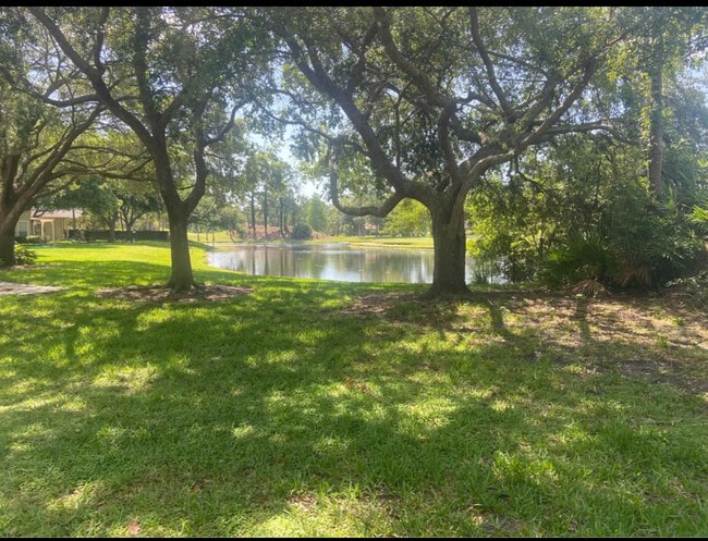 Building Photo - 13700 Richmond Park Dr N