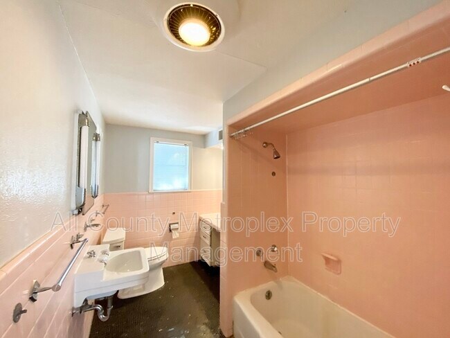 Building Photo - 4222 N Hall St