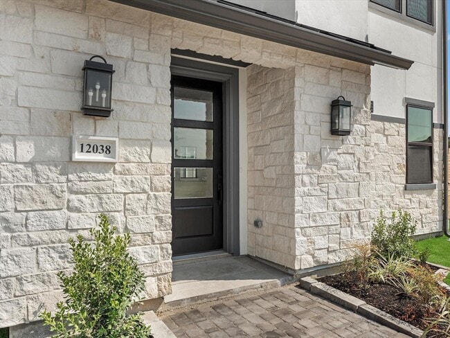 Foto del edificio - 12038 Royal Oaks Banner Wy