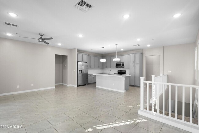 Foto del edificio - 155 N Lakeview Blvd