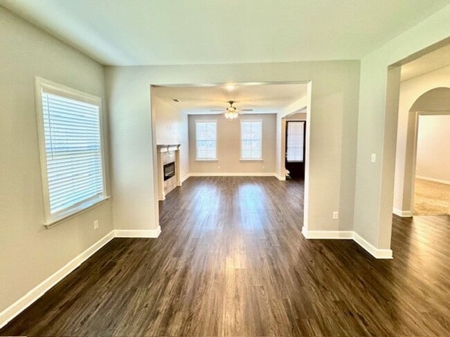 Building Photo - 405 Azalea Dr