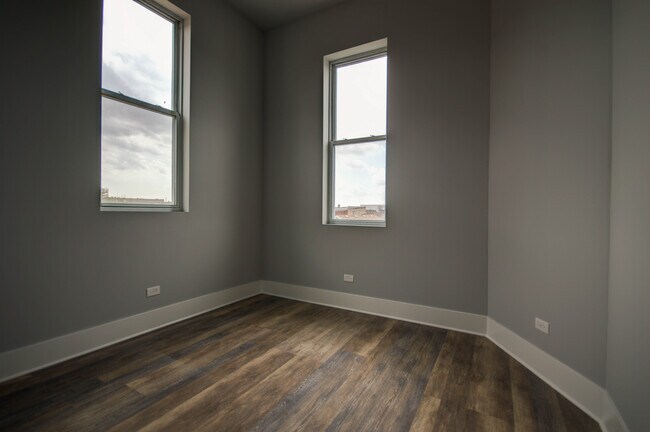Foto del edificio - 1750 W 21st Pl