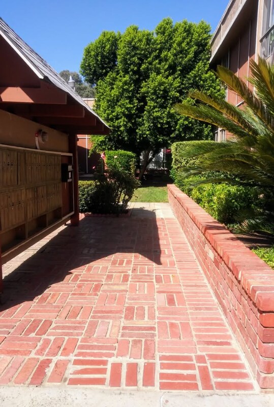 Foto del edificio - 15116 Parthenia St