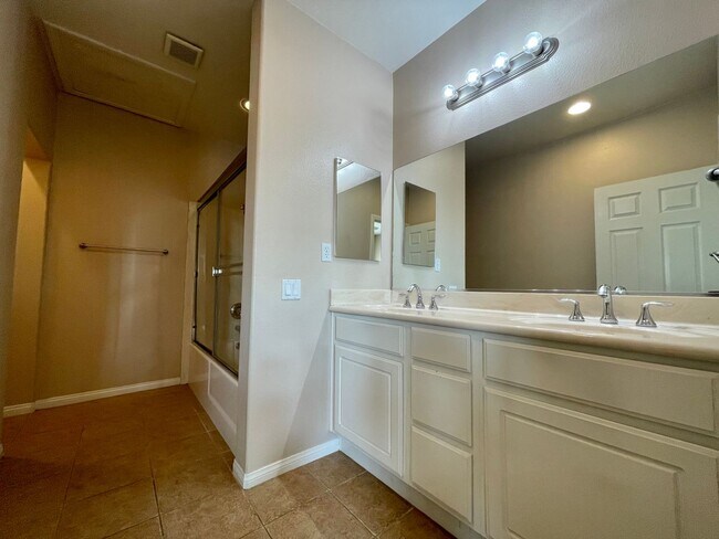 Foto del edificio - AVAILABLE NOW !!! 2 Bedroom 2 Bathroom 2 Story Condo in Palm Desert
