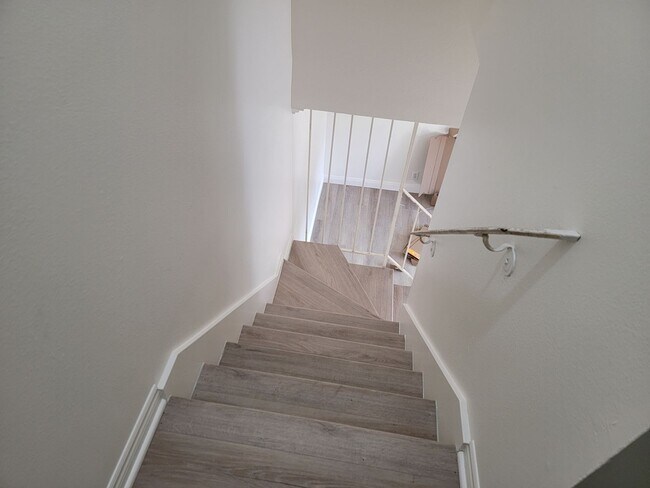 Building Photo - 3bed/1.5ba End Unit with Private Backyard ...