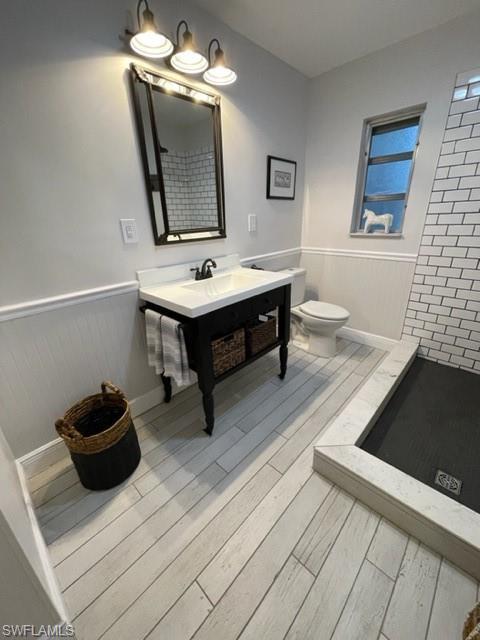 Main bath - 1560 Maravilla Ave