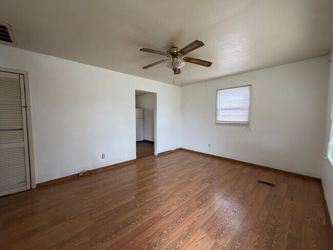 Foto del edificio - 3 Bed 1 Bath 1100.00