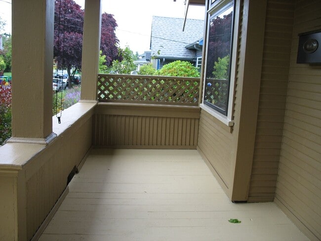 Building Photo - Beautiful 3 bedroom 1 bathroom NE Bungalow "Sabin area"