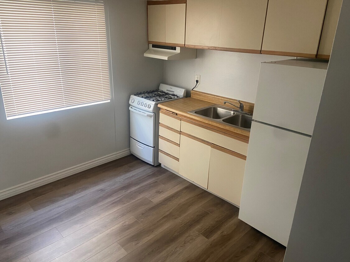 Foto principal - 832 N Azusa Ave
