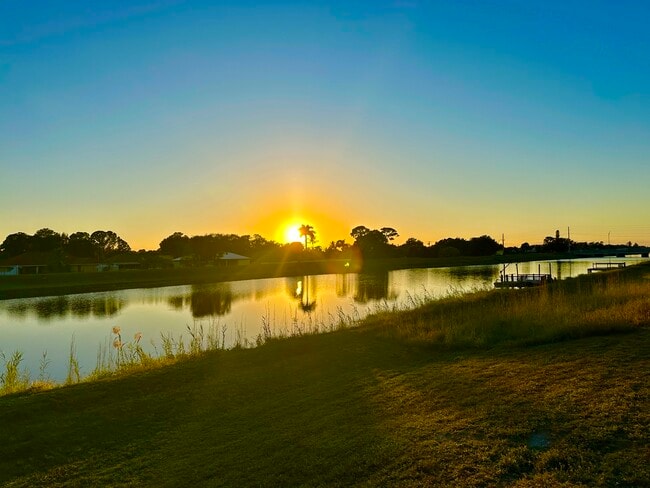 Building Photo - 672 SW Aster Rd