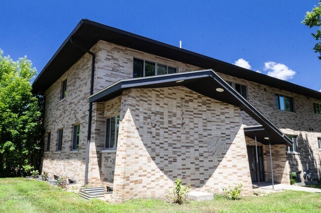 Foto del edificio - $1,450 / 2br - 560ft2 - RENOVATED 2BD, 1BA...