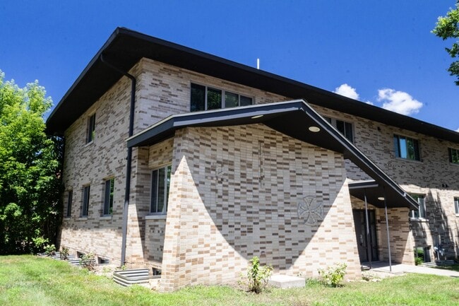 Building Photo - $1,450 / 2br - 560ft2 - RENOVATED 2BD, 1BA...