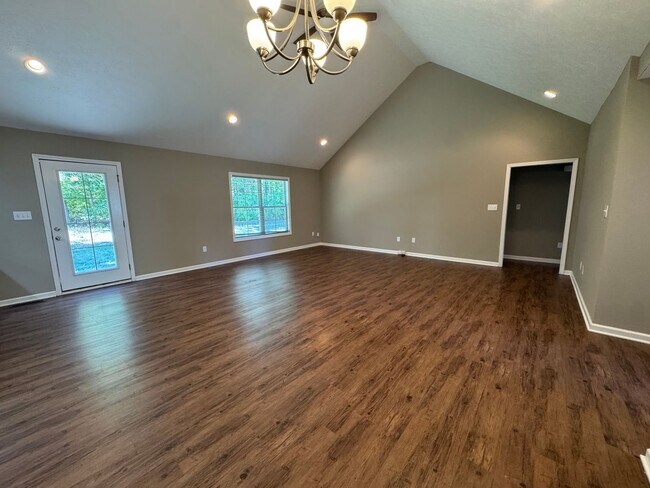 Foto del edificio - Spacious 3BR 2BA home with 2 car garage