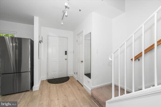 Foto del edificio - 16110 Hayshire Ct