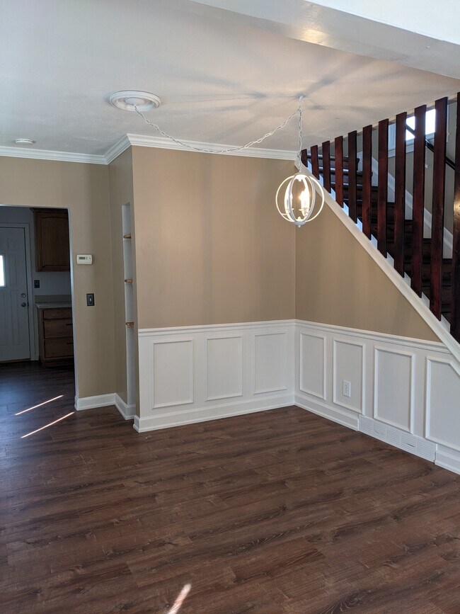 Wainscotting in dining area - 859 Irvin St
