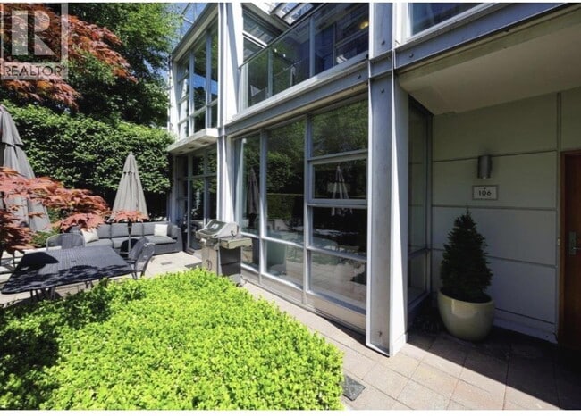 Building Photo - 633 Kinghorne Mews