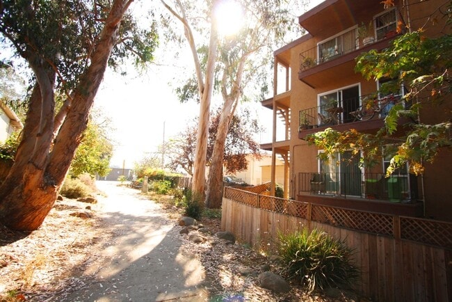 Building Photo - 5412 Claremont Ave
