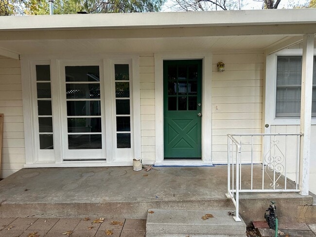Building Photo - 2 Bedroom, 1 Bathroom Upstairs Duplex in G...