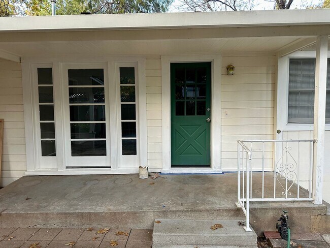 Foto del edificio - 2 Bedroom, 1 Bathroom Upstairs Duplex in G...