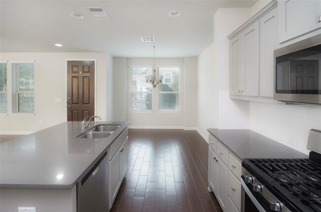 Foto del edificio - 13800 Lyndhurst St