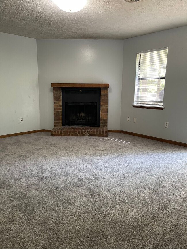 Building Photo - 2 BR 1 BA Eastside Duplex!