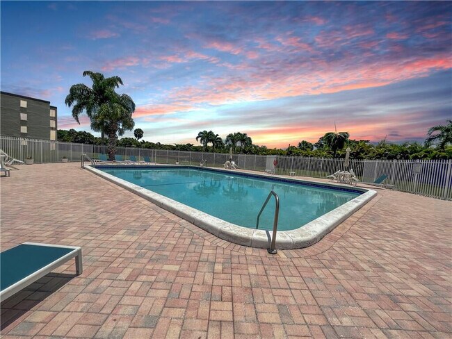 Foto del edificio - 9300 SW 8th St