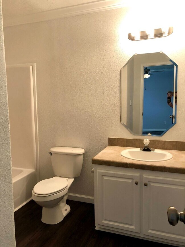 Foto del edificio - Room For Rent