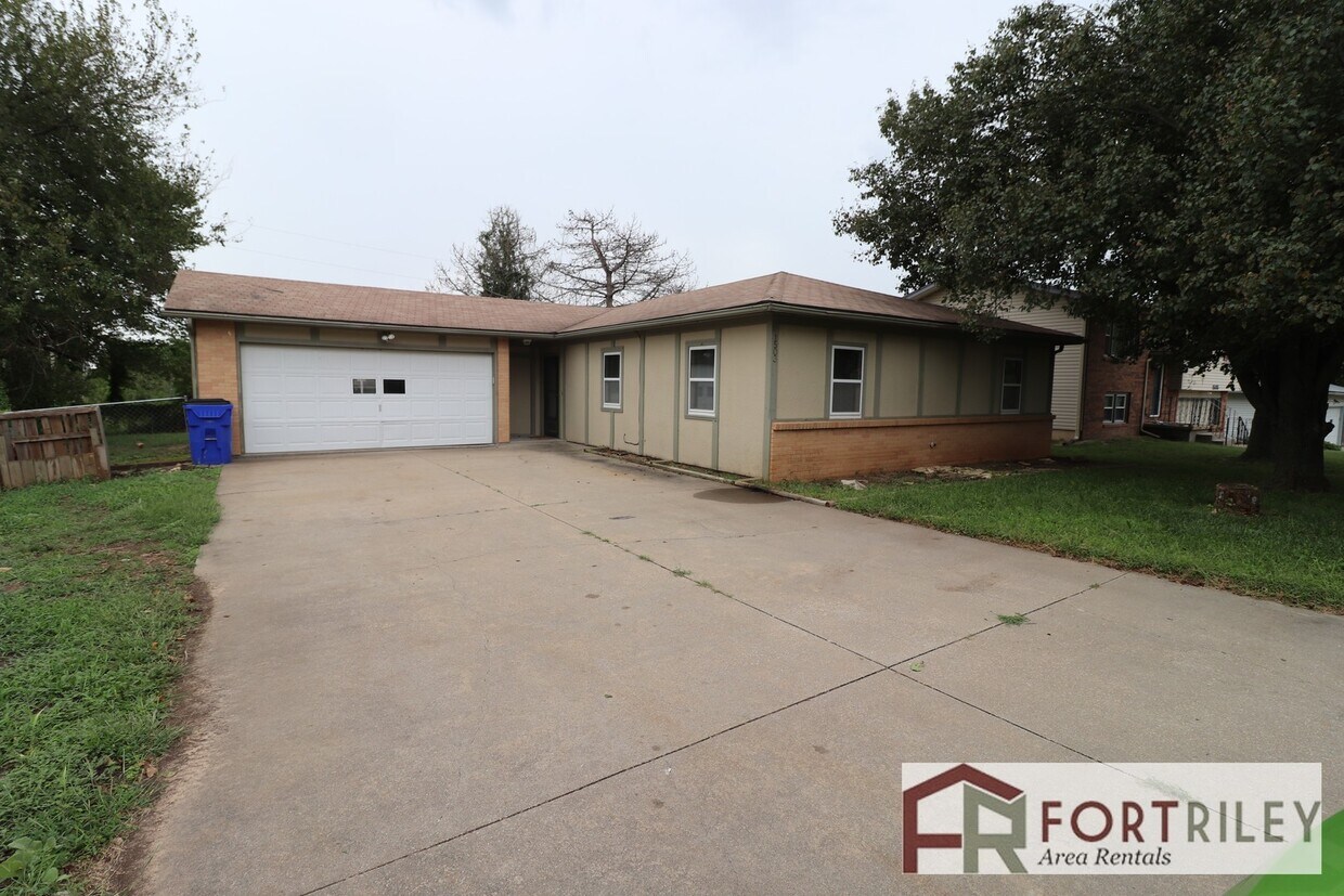 Primary Photo - Family Home for rent!